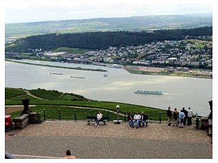 Blick vom Niederwalddenkmal auf den Rhein